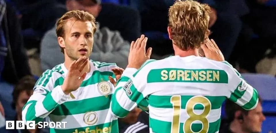 Jugadores de Celtic celebrando un cambio durante el partido