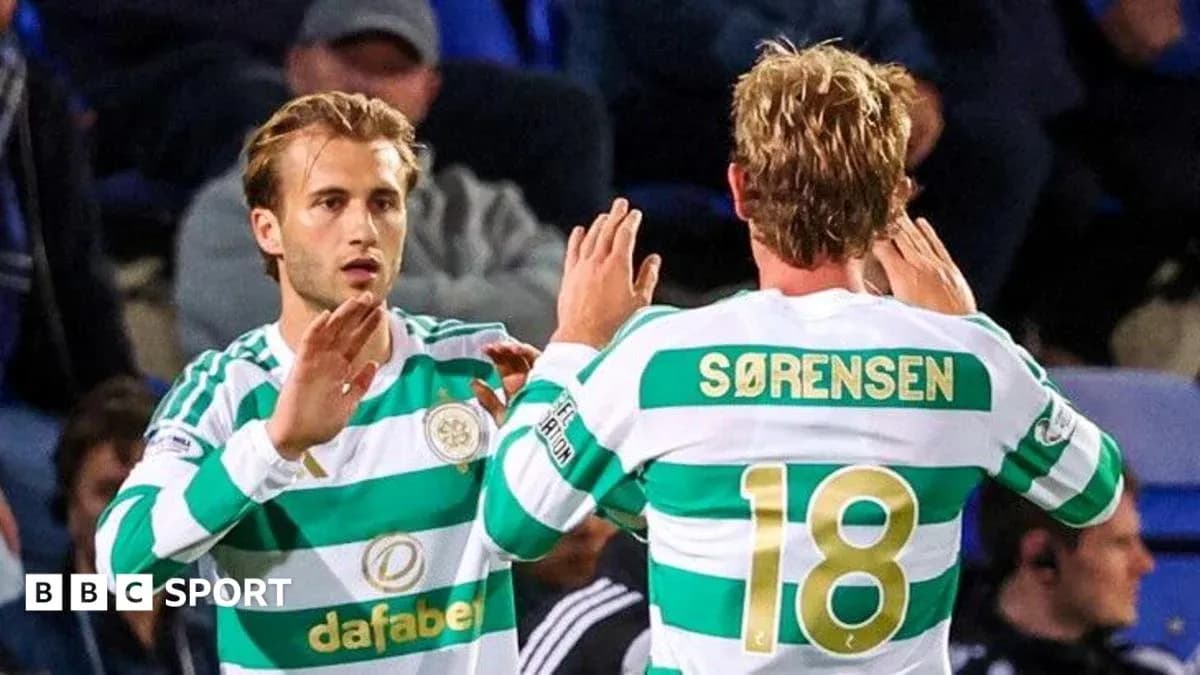 Jugadores de Celtic celebrando un cambio durante el partido