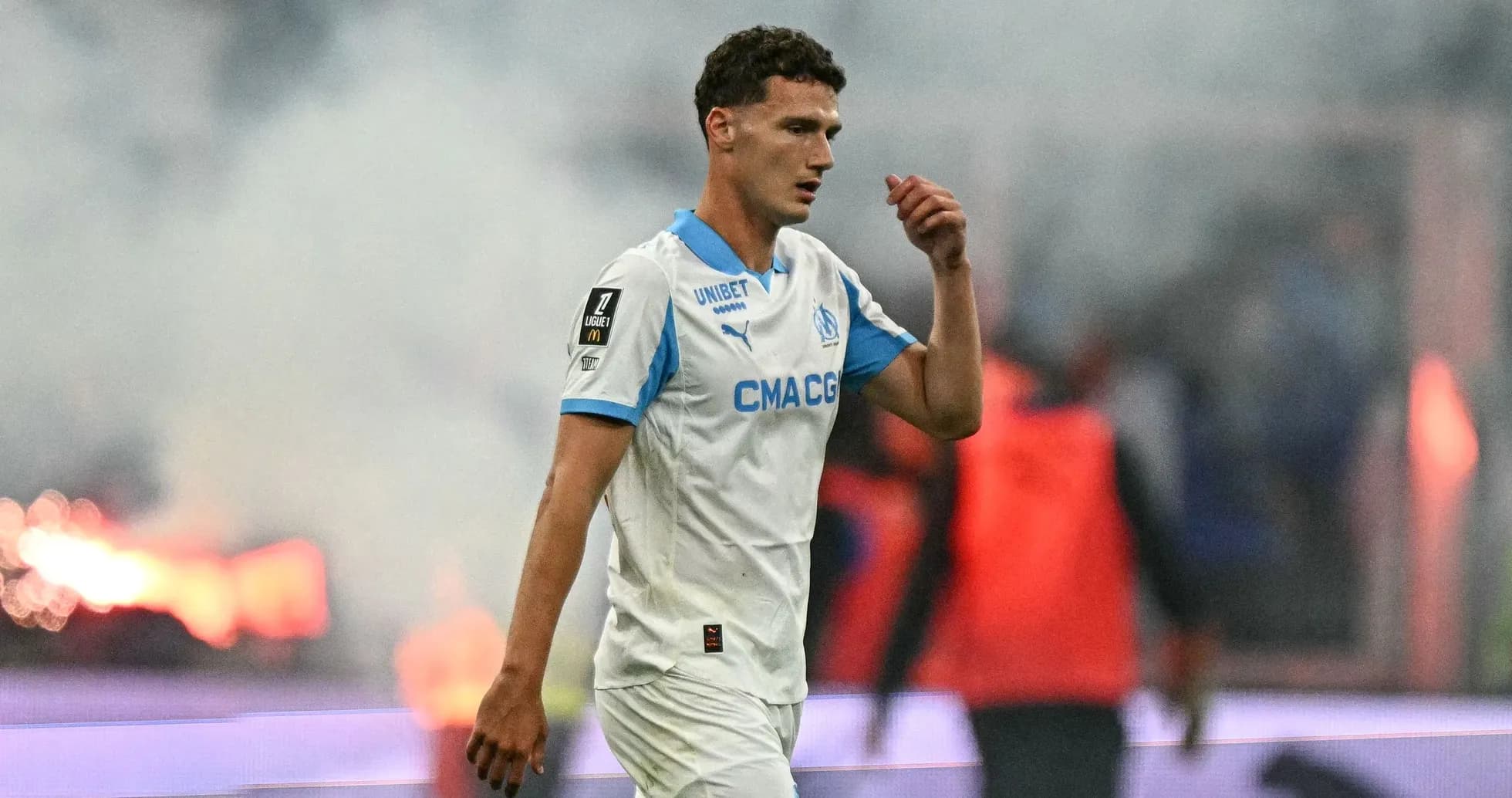 Jugador del Olympique de Marsella caminando en el campo