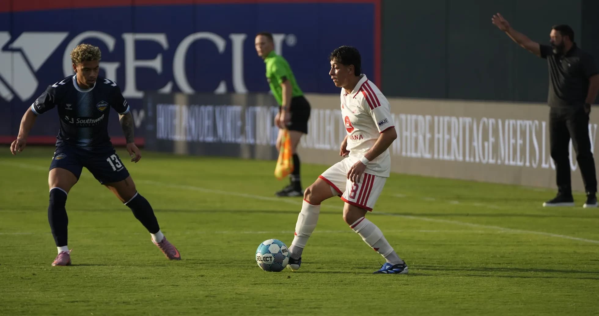 Jugadores compitiendo por el balón en el partido