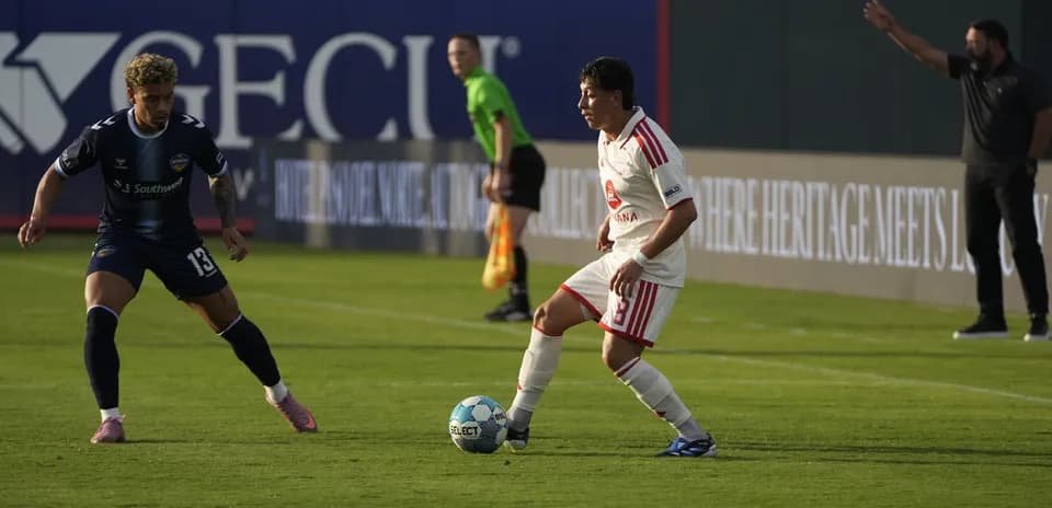 Jugadores compitiendo por el balón en el partido