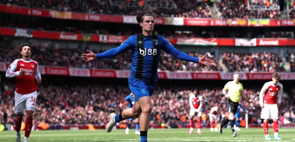 Jugador de Bournemouth celebra un gol en el estadio