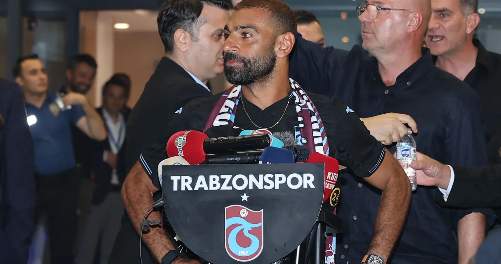 Jugador en conferencia de prensa con micrófonos