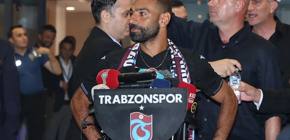 Jugador en conferencia de prensa con micrófonos