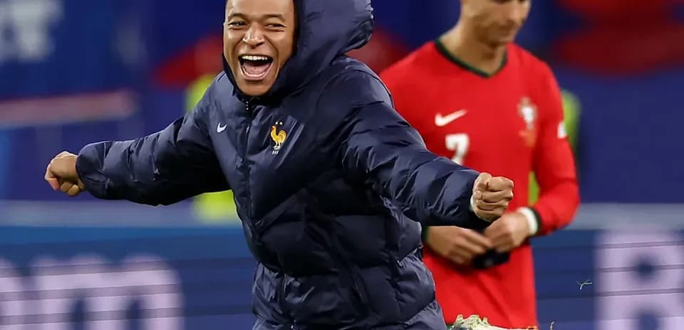 Kylian Mbappé celebrando con chaqueta en partido