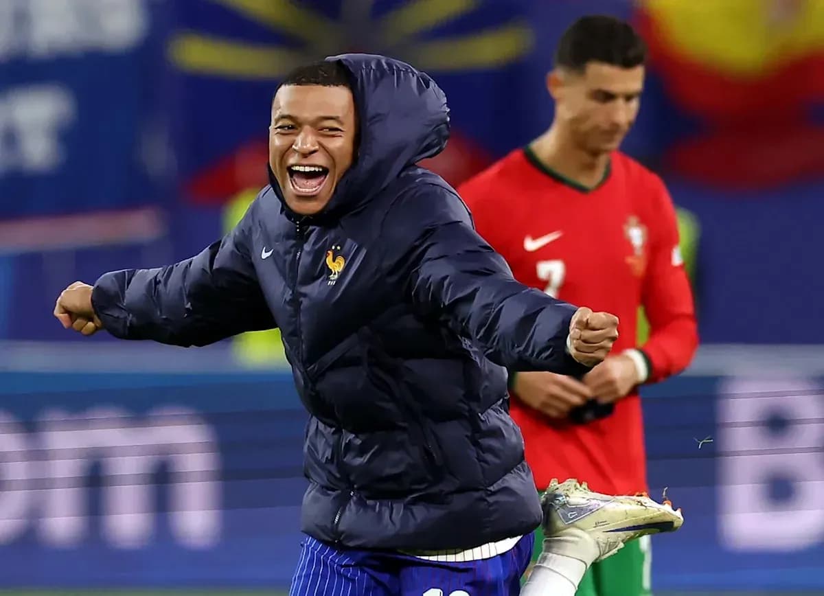 Kylian Mbappé celebrando con chaqueta en partido