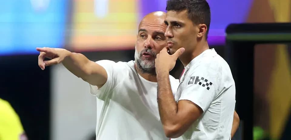 Entrenador conversando con jugador en el campo