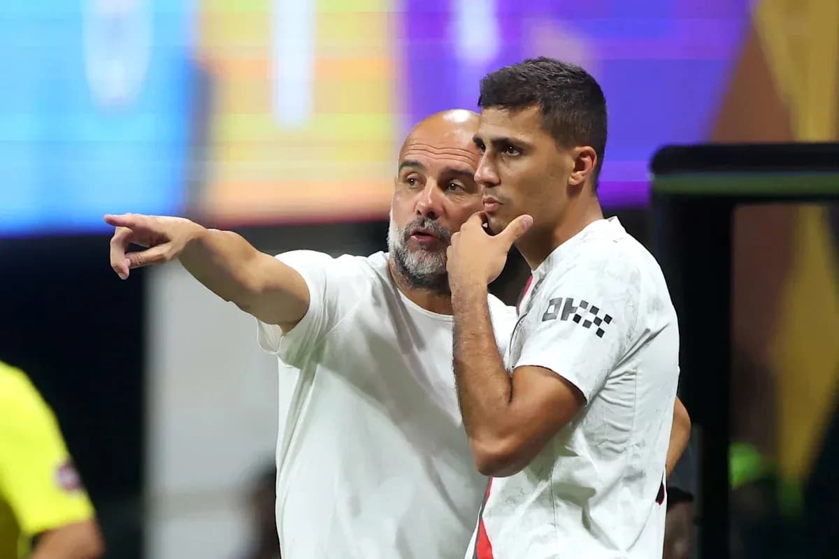 Entrenador conversando con jugador en el campo