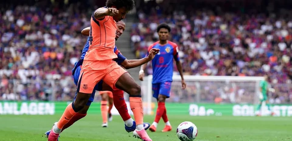 Jugador de Barcelona desafiando a oponente durante partido