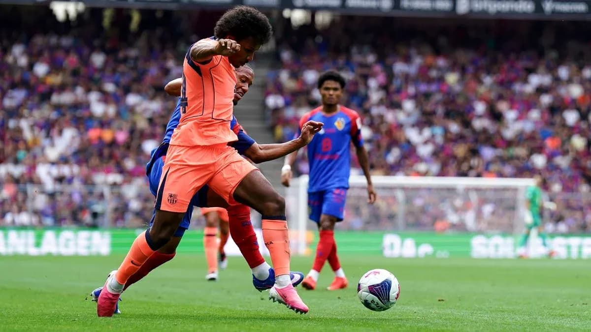 Jugador de Barcelona desafiando a oponente durante partido