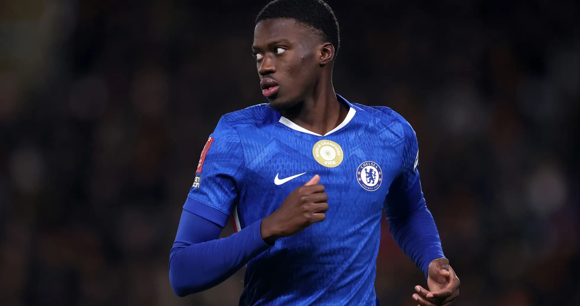 Jugador de Chelsea corriendo durante el partido