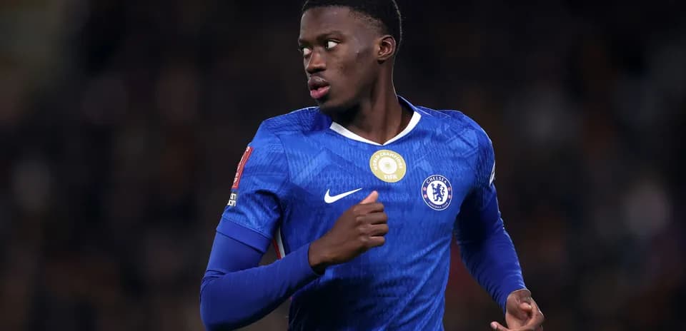 Jugador de Chelsea corriendo durante el partido