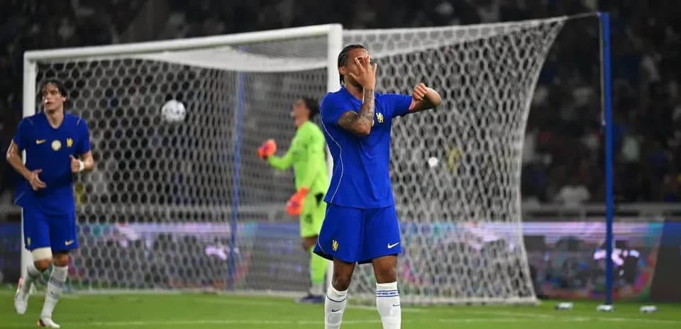 Jugador lamentándose tras una jugada en el partido