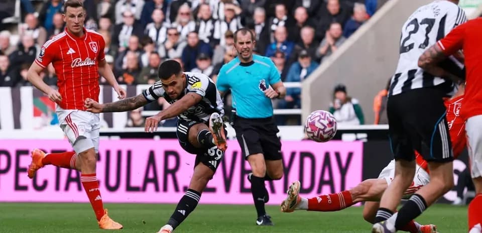 Un jugador de Newcastle disparando a puerta