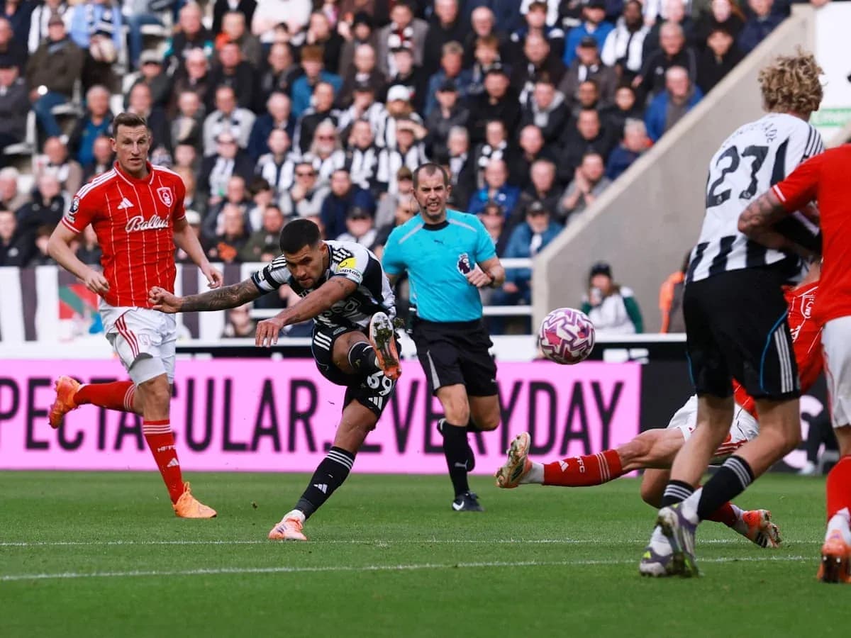 Un jugador de Newcastle disparando a puerta