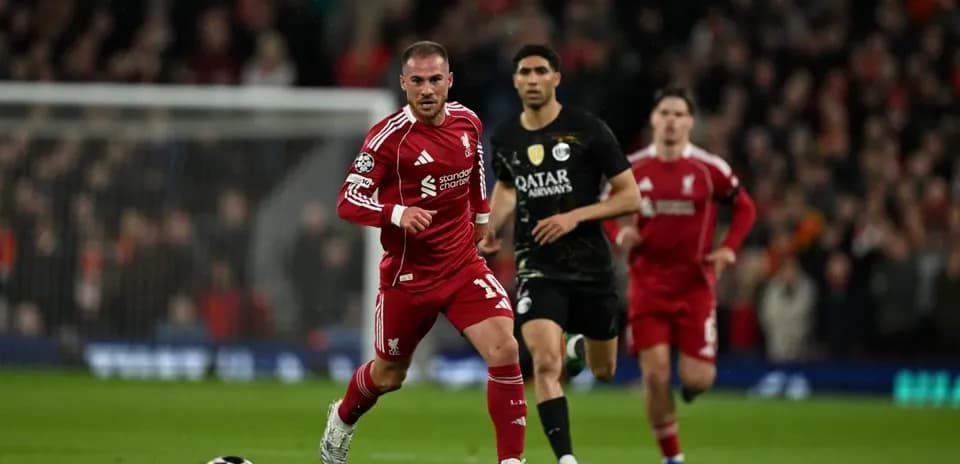 Jugador de Liverpool corriendo con el balón en el campo