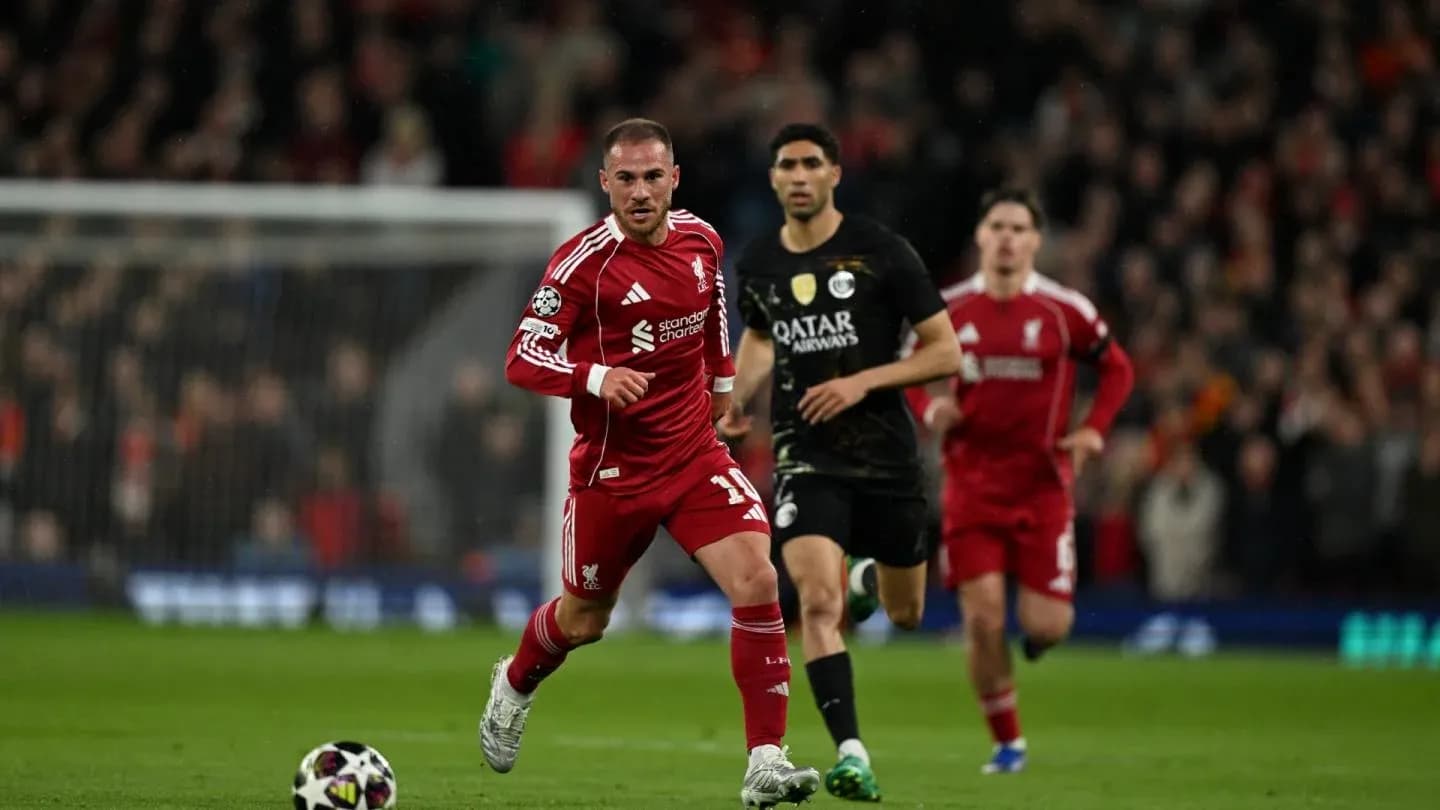 Jugador de Liverpool corriendo con el balón en el campo