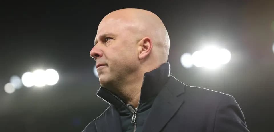 Entrenador observando el partido desde la banda