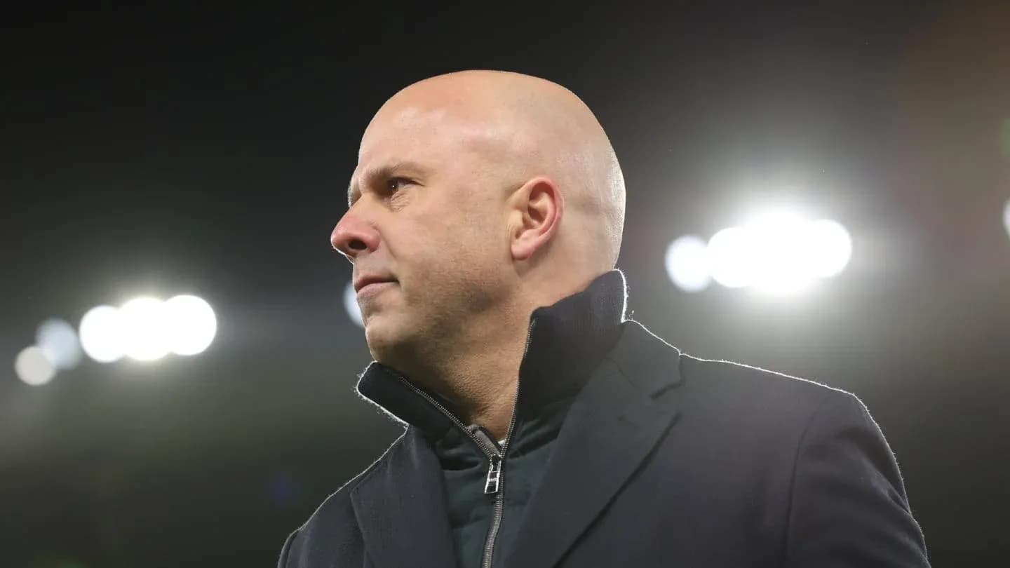 Entrenador observando el partido desde la banda