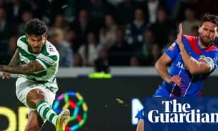 Jugador de Sporting Lisboa pateando el balón en partido