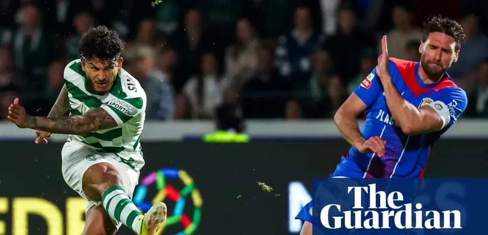 Jugador de Sporting Lisboa pateando el balón en partido