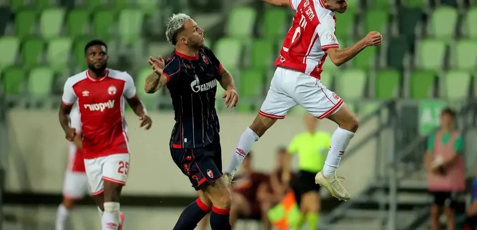 Jugadores de FK Crvena Zvezda en acción