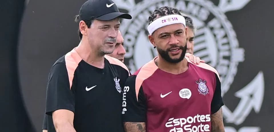 Entrenador y jugador conversando en la práctica