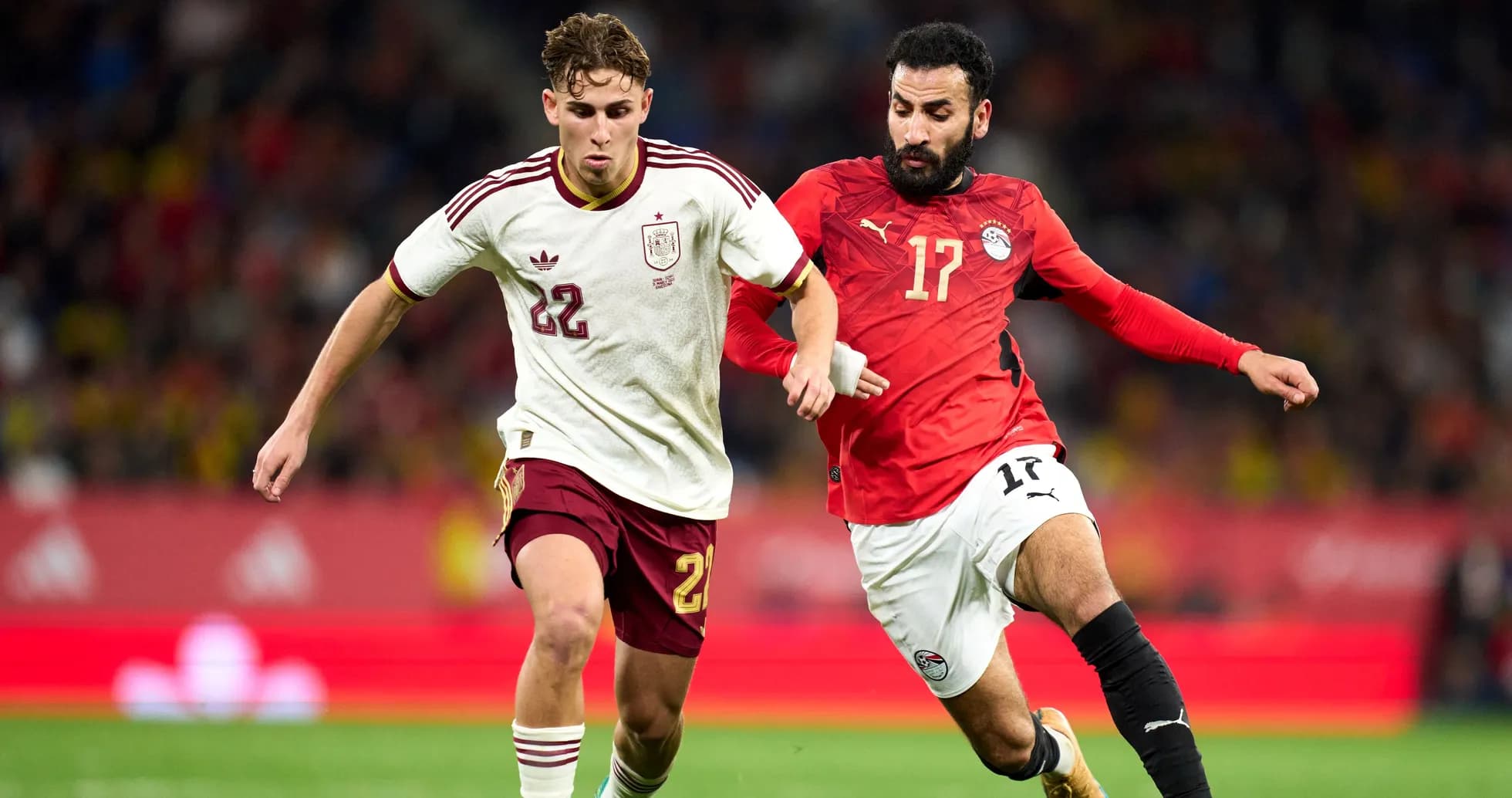 Jugadores de España y Egipto compitiendo por el balón