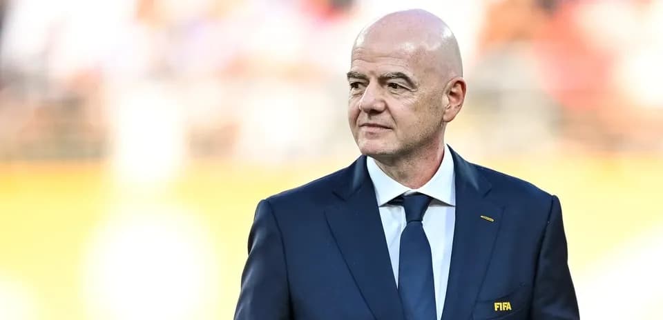 Persona en traje con insignia de FIFA en evento