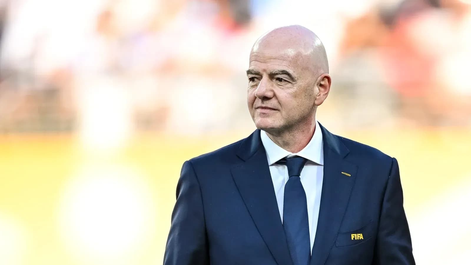 Persona en traje con insignia de FIFA en evento