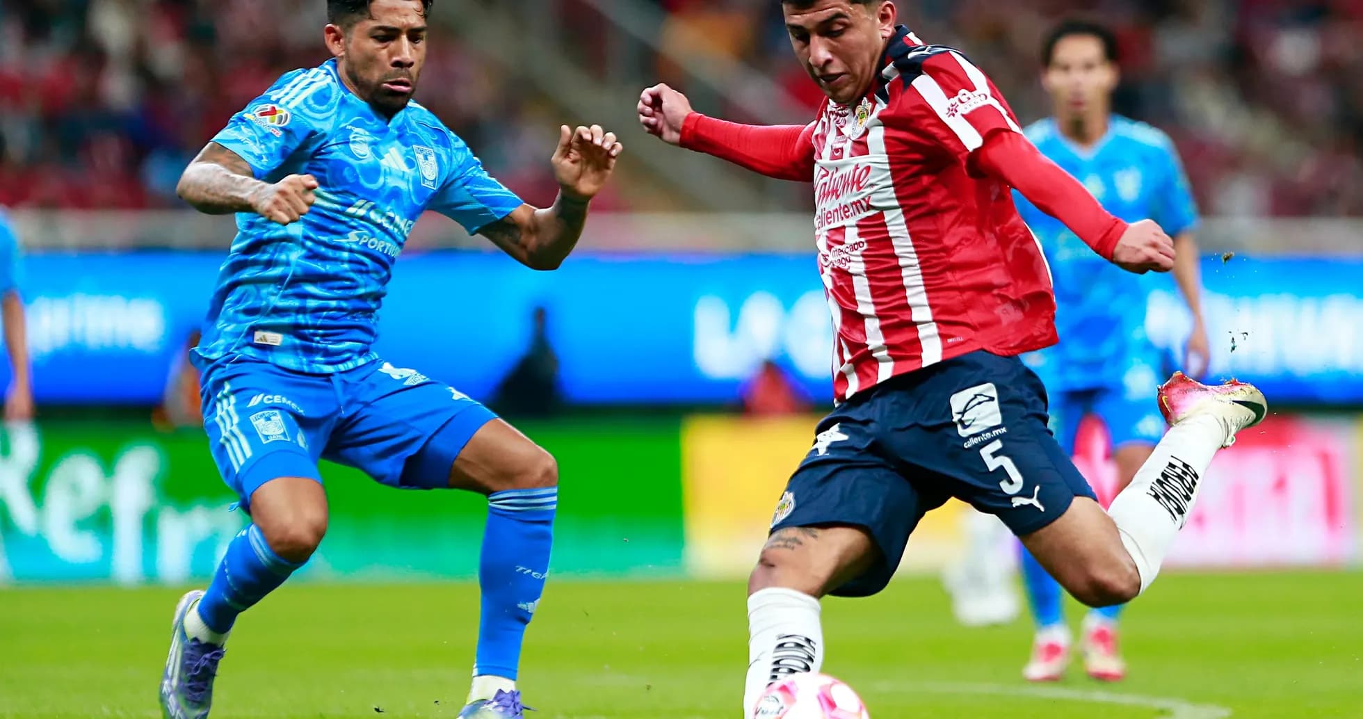 Jugadores de Tigres y Chivas en acción