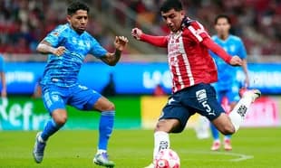 Jugadores de Tigres y Chivas en acción