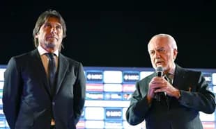 Dos hombres en un evento de presentación