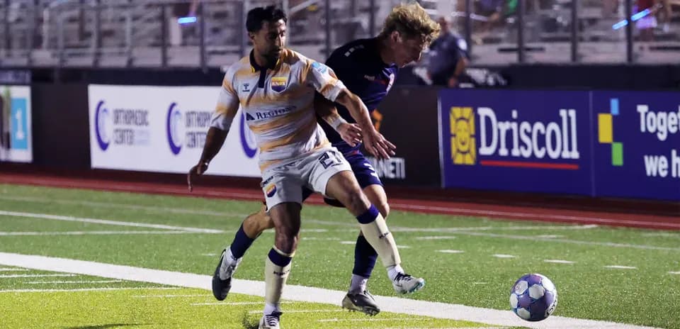 Jugando en el partido de fútbol Knoxville vs Chattanooga