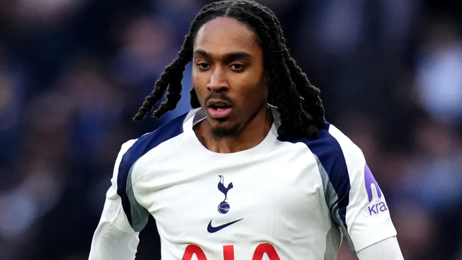 Jugador de Tottenham corriendo durante un partido