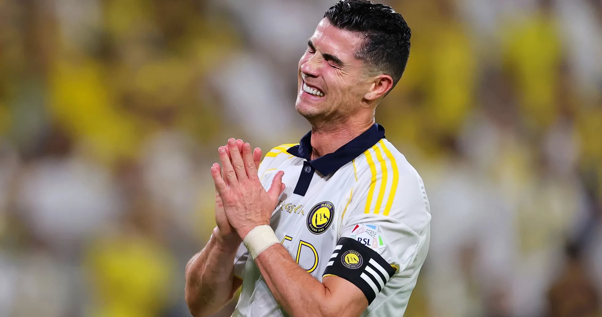 Jugador de Al Nassr en el campo con camiseta blanca