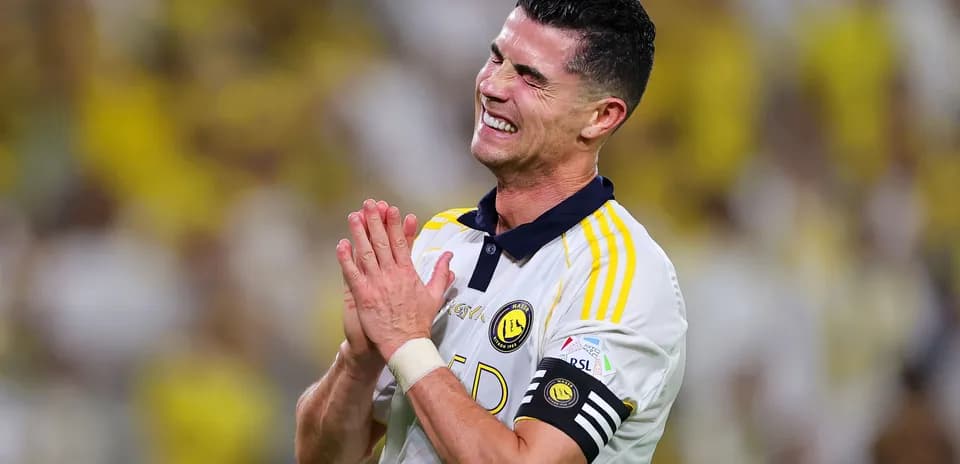 Jugador de Al Nassr en el campo con camiseta blanca