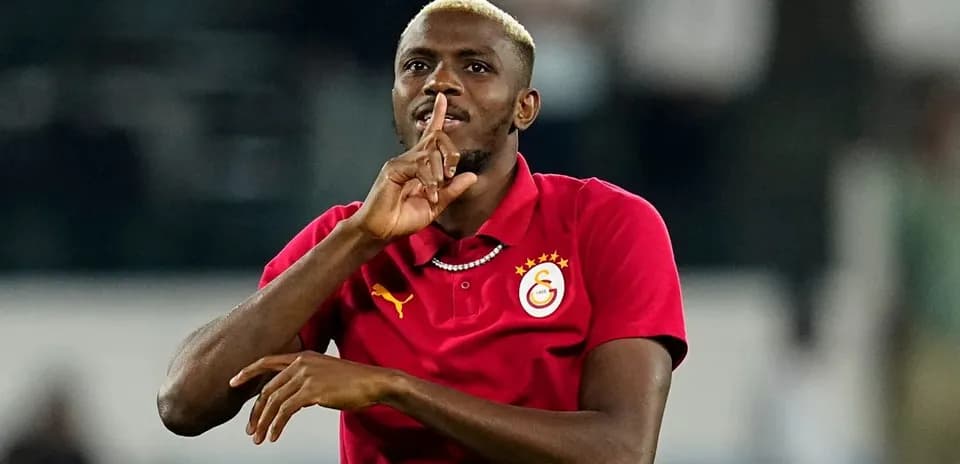 Jugador de Galatasaray haciendo gesto de silencio