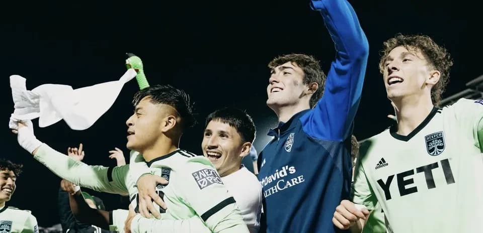 Jugadores celebrando la victoria de Austin II