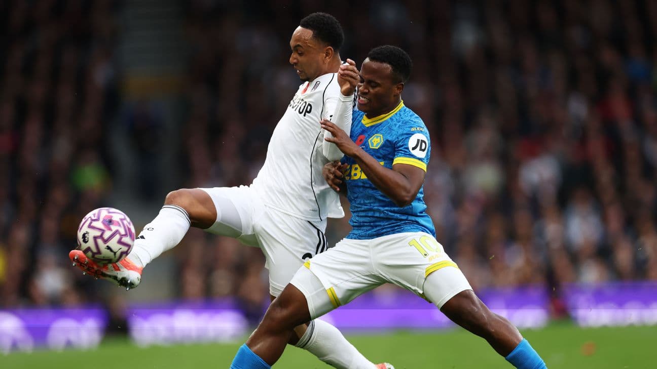 Jugador de Fulham compitiendo por el balón