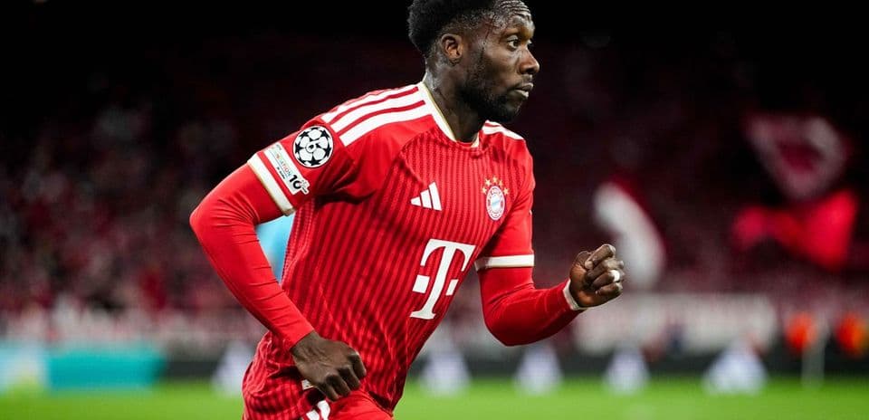 Jugador de Bayern Múnich corriendo en el campo