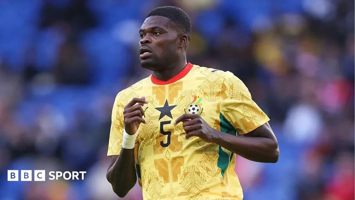 Jugador de Ghana con camiseta amarilla en el campo