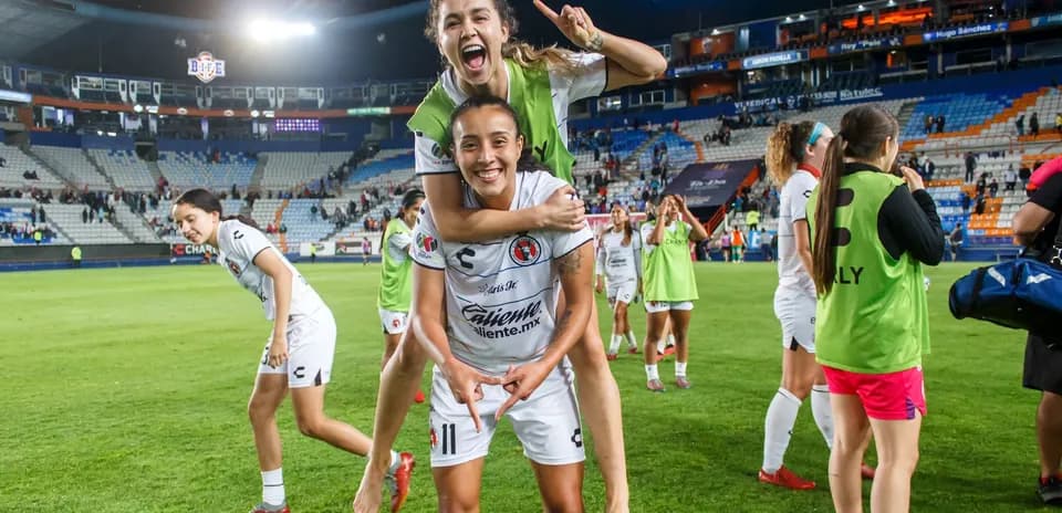 Jugadoras de Tijuana celebrando victoria en el partido