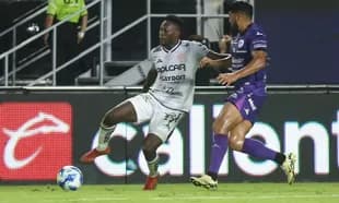 Jugador de Necaxa enfrentando a Mazatlán