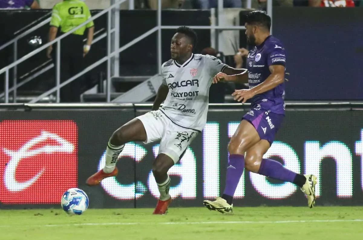 Jugador de Necaxa enfrentando a Mazatlán