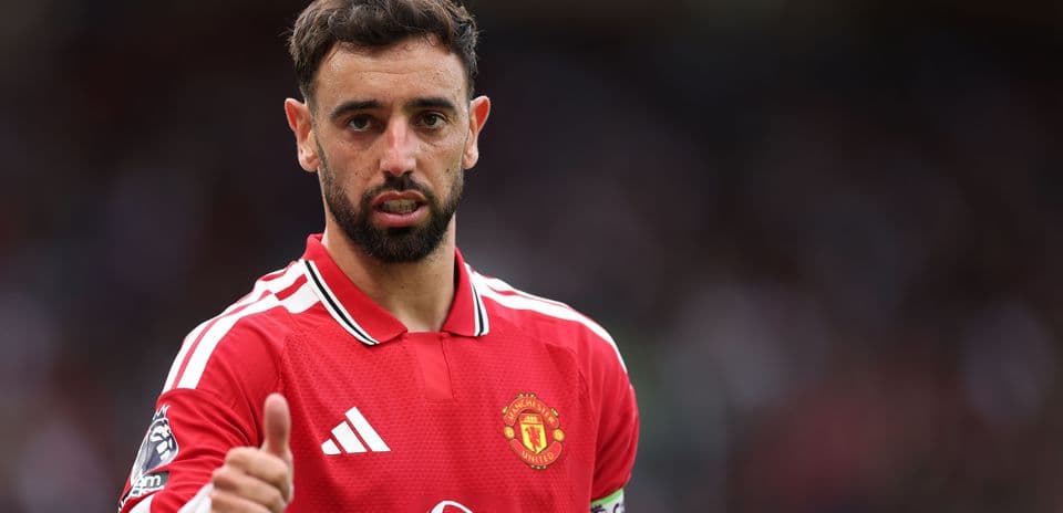 Bruno Fernandes haciendo gesto con el pulgar arriba