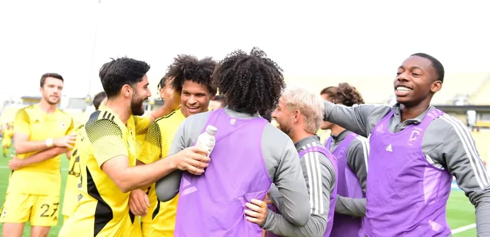 Jugadores celebrando después del partido
