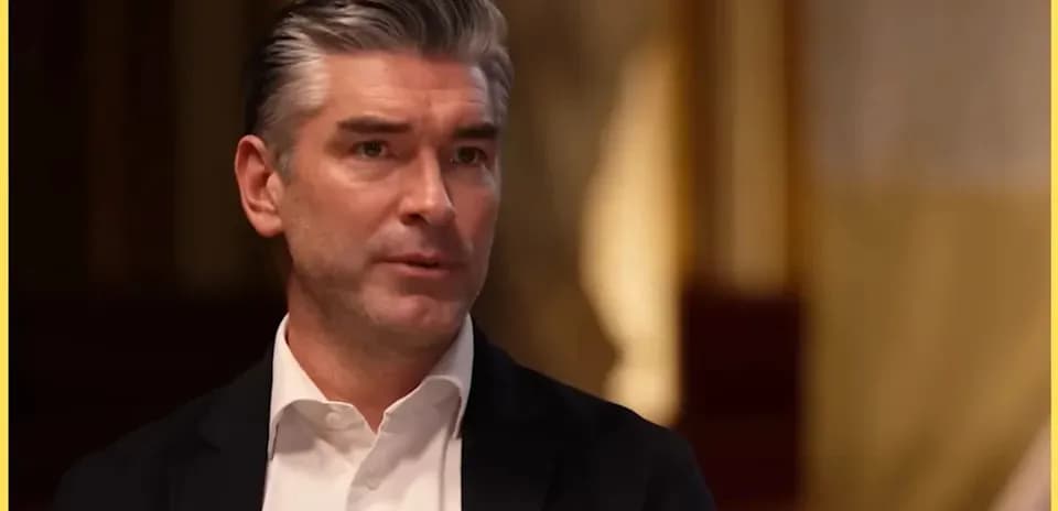 Hombre hablando en una entrevista en interior