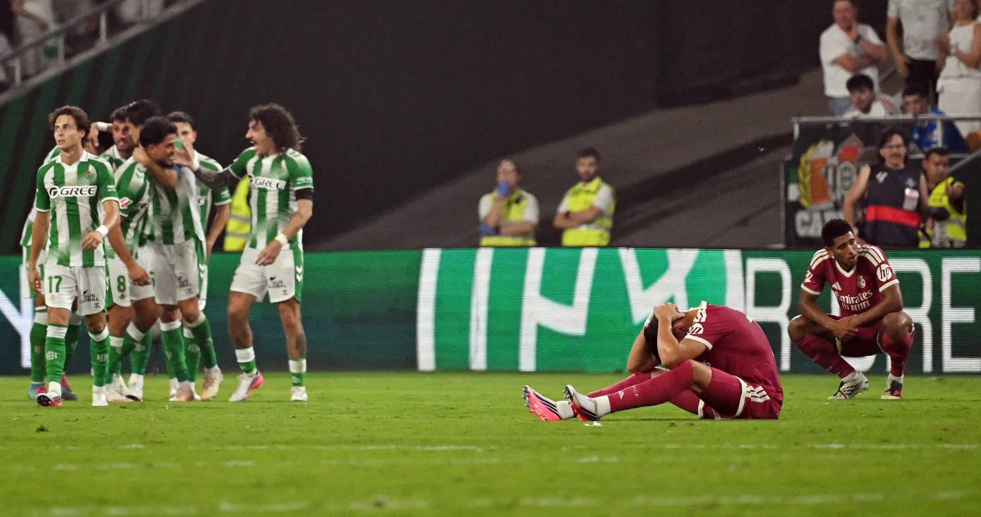 Jugadores de Betis celebrando, jugadores de rival abatidos
