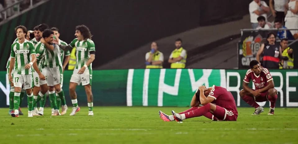 Jugadores de Betis celebrando, jugadores de rival abatidos